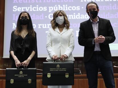 Desde la izquierda, Ione Belarra, Yolanda Díaz y Pablo Iglesias, en el traspaso de carteras tras la última remodelación del Gobierno.