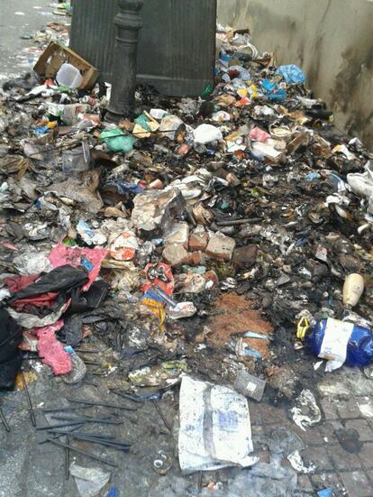 Basura en el barrio de Malasaña. La foto nos la manda Pablo Camaleón. https://twitter.com/pablooolr