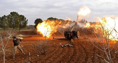 Un opositor dispara un misil desde una aldea cerca de al-Tabanah durante las batallas con las fuerzas gubernamentales en la provincia de Idlib (Siria).