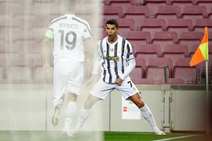 El delantero portugués de la Juve Cristiano Ronaldo celebra el primer gol de su equipo ante el Barcelona durante el partido de la jornada final de la fase de grupos de la Liga de Campeones que se disputa este martes en el Camp Nou.