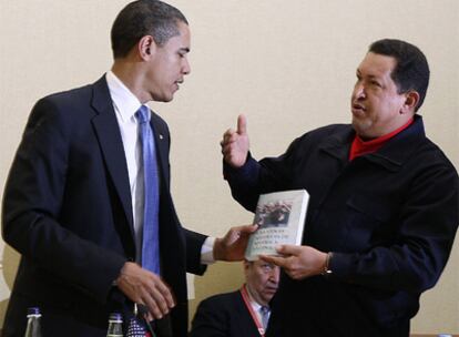 Barack Obama y Hugo Chávez durante la V Cumbre de las Américas celebrada en abril.