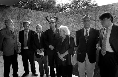 De izquierda a derecha, Josep Maria Castellet, Jose García Velasco, Francisco Brines, Pere Ginferrer, Ana Maria Matute, Luis Alberto de Cuenca y Jaime Siles, en Barcelona en 2000.