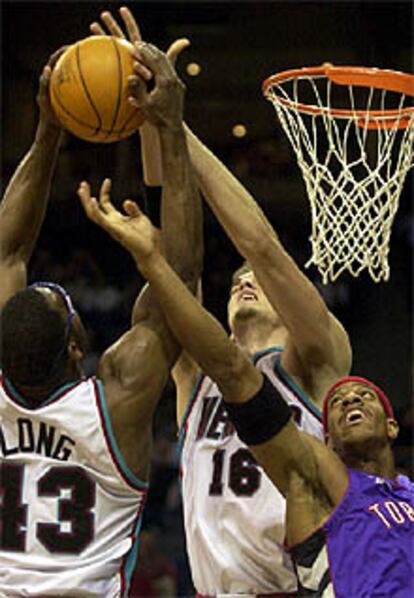 Gasol intenta capturar un rebote.