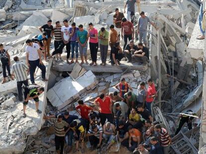 Residentes de Nuseirat intentan rescatar atrapados entre las ruinas de la mezquita de Al-Qassam, el 9 de agosto de 2014.