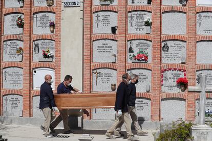 Entierro de un fallecido en el cementerio de la Almudena en Madrid, el pasado sábado.