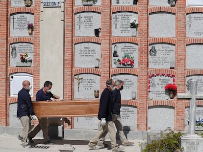 Entierro de un fallecido en el cementerio de la Almudena en Madrid, el pasado sábado. EFE/JuanJo Martín