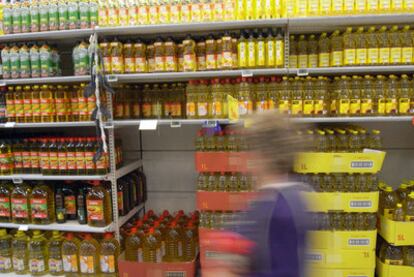 Botellas de aceite, en un supermercado de Madrid.