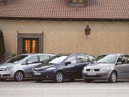 El Opel Zafira (izquierda) tiene una imagen moderna y robusta; el Mazda 5 (centro) es el más bajo y estilizado, y el Renault Grand Scénic (derecha) presenta un aspecto sólido y voluminoso.