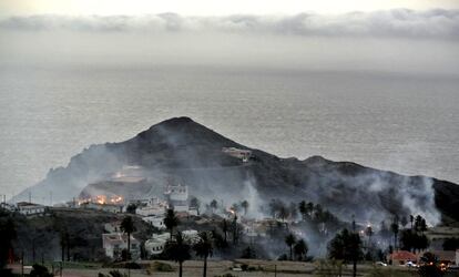 Un total de 60 personas han sido desalojadas en la isla de La Gomera como consecuencia del incendio forestal que comenzó en la zona de Alojera, en el municipio de Vallehermoso.