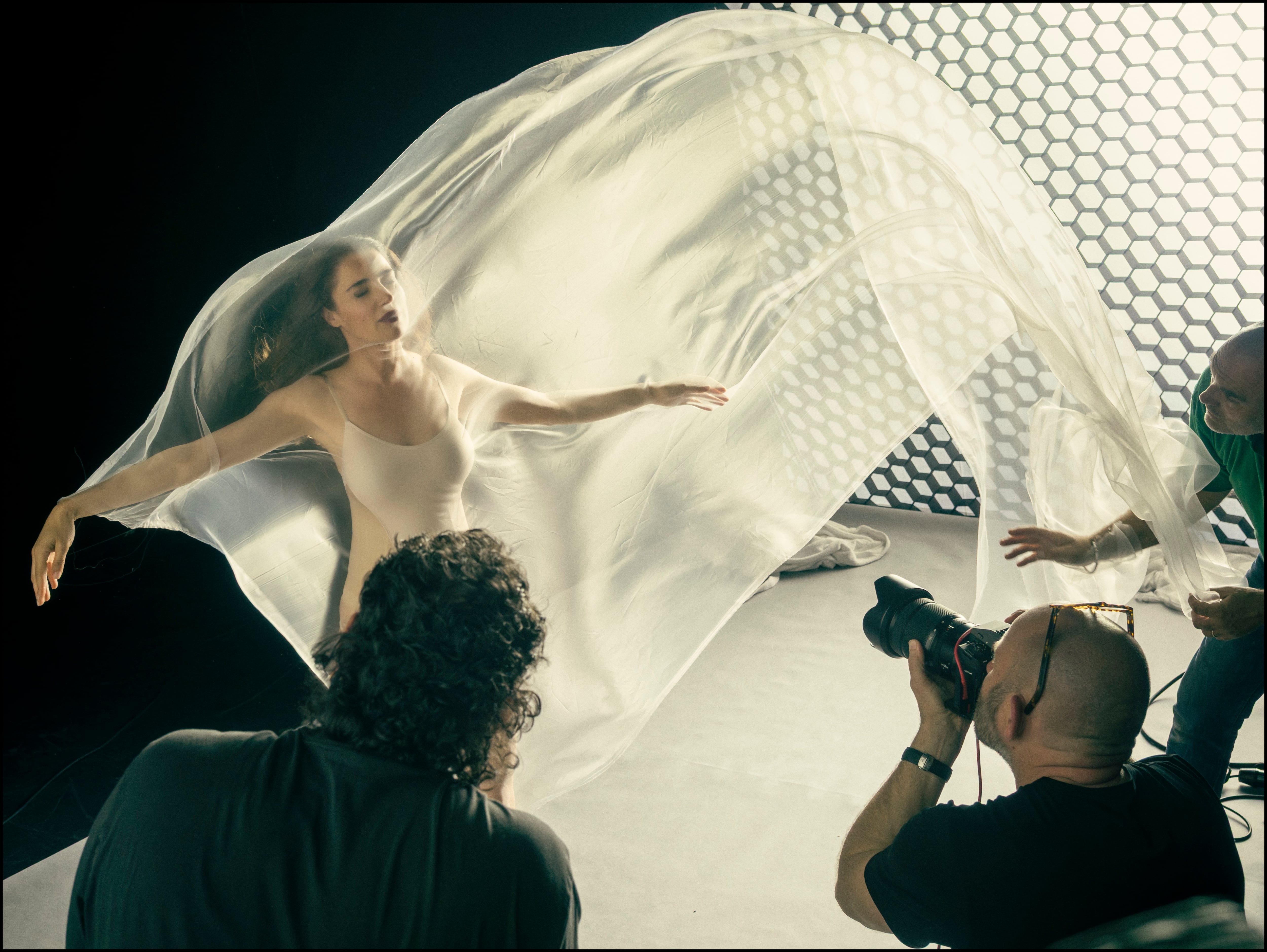 Entramos en el set del calendario Pirelli 2026: surrealismo digital con estética analógica (y una pecera) 1 La actriz italiana Luisa Ranieri, durante la sesión de fotos para The Cal 2026.