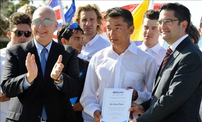 Ahmet Orken recibe un galard&oacute;n como embajador por la paz en el deporte