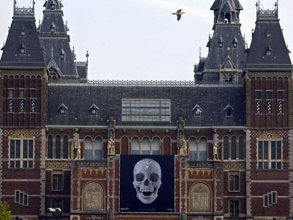 Cartel con la calavera de diamantes de Damien Hirst en la fachada del Rijksmuseum de Ámsterdam.