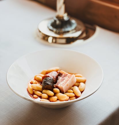 Un plato de fabada asturiana, parte del menú que los comensales degustan en el tren.