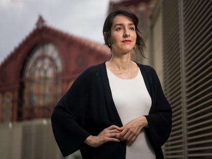 Marta D. Riezu, frente al mercado de Sant Antoni, en Barcelona, el pasado 27 de junio.