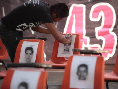 Homenaje en la escuela normal rural "Raúl Isidro Burgos"