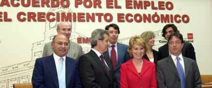 La presidenta regional con representantes sindicales y de la CEIM en octubre de 2004