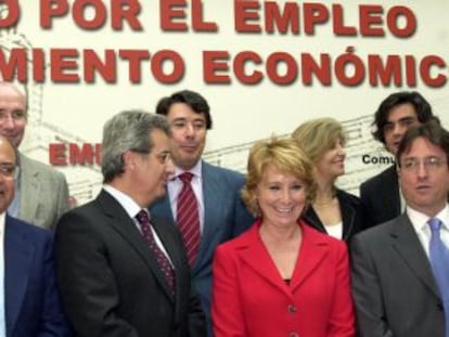 La presidenta regional con representantes sindicales y de la CEIM en octubre de 2004