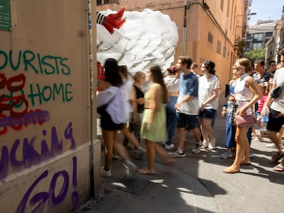 Pintada contra los turistas en la Plaza Raspall de Barcelona, en una fotografía tomada durante las fiestas de Gràcia.