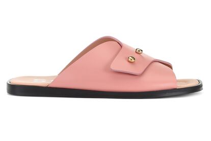 Acne Studios está detrás de este diseño de piel en el tono de rosa perfecto. Su precio es de 340 euros.