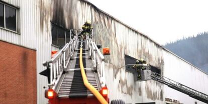 Los bomberos extinguen el fuego de la carpintería Zuhaitz, donde se encontraba atado el presunto asesino.