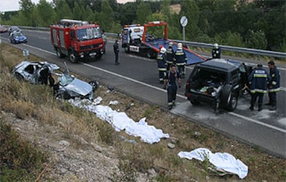 En primer término, los cadáveres de las cinco personas que perdieron la vida en el accidente. Al lado, los dos vehículos implicados.