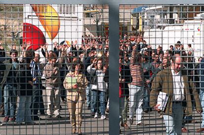 Encierro de trabajadores de Antena 3, el miércoles antes de su desalojo, en San Sebastián de los Reyes.