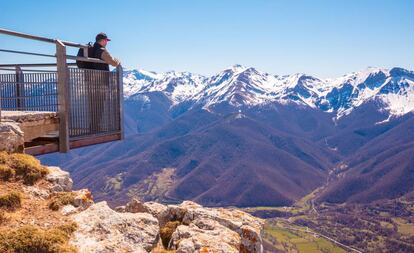 El mirador de Fuente Dé, en la parte cántabra del macizo de Picos de Europa, se asoma desde 1.823 metros de altitud. Un histórico teleférico sube al viajero en apenas cuatro minutos.