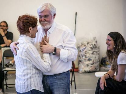 Fernando y Consolación, marido y mujer, bailan ante la mirada de la actriz Marta Matute (detrás), el director teatral Carlos Tuñón (al fondo) y una espectadora (a la derecha), en un ensayo de 'Lear (Desaparecer)'.