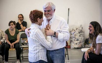 Fernando y Consolación, marido y mujer, bailan ante la mirada de la actriz Marta Matute (detrás), el director teatral Carlos Tuñón (al fondo) y una espectadora (a la derecha), en un ensayo de 'Lear (Desaparecer)'.