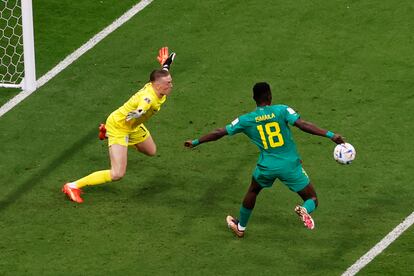 El sengalés Ismaili Sarr encara al portero inglés  Jordan Pickford , en una de las oportunidades más claras que ha tenido la selección africana. 