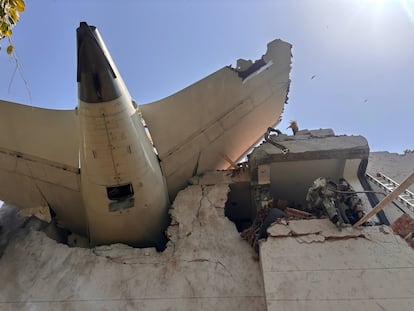 Un avión accidentado en el Estado de Gujarat, en la India, en junio pasado.