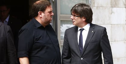 El presidente de la Generalitat, Carles Puigdemont y el lider de ERC, Oriol Junqueras.