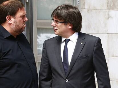 El presidente de la Generalitat, Carles Puigdemont y el lider de ERC, Oriol Junqueras.