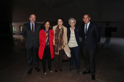 Desde la izquierda, el presidente de PRISA, Javier Monzón; la ministra de Defensa en funciones, Margarita Robles; la de Trabajo, Magdalena Valerio; la directora de EL PAÍS, Soledad Gallego-Díaz, y el consejero delegado del grupo, Manuel Mirat. 