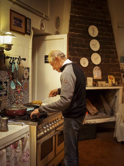 El escritor en la cocina de su casa, en una zona rural entre Roma y el lago de Bracciano.