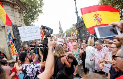 Un cámara de Telemadrid es increpado durante la concentración "Por la convivencia y contra la violencia", que ha convocado el partido naranja frente al parque de la Ciutadella de Barcelona.