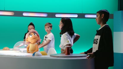 Los niños y dos marionetas (en la imagen, Beta) son los protagonistas del nuevo programa 'Aprendemos juntos Kids'.