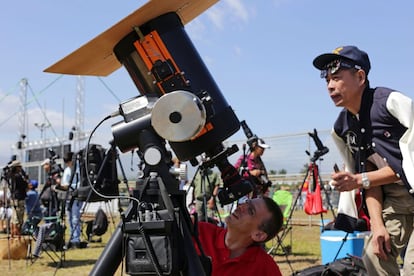 Un hombre observa el eclipse solar a través de un telescopio, en la isla del Océano Índico de La Reunión.