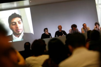 De izquierda a derecha: Xavier Mas de Xaxàs (La Vanguardia), Gumersindo Lafuente (El País), Jordi Pérez (Obamaworld), Alfonso Bauluz (Efe), Karma Perlò (3cat24) y, en videoconferencia, Riyaad Minty, responsable de redes sociales en Al Jazeera, durante el debate en Media 140.