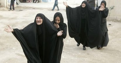 Mujeres iraquíes lloran a las víctimas de los atentados.