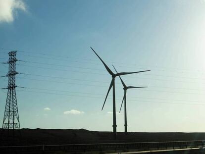 Tendido de la luz y molinos en Fuerteventura. 