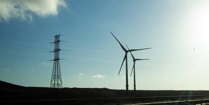 Tendido de la luz y molinos en Fuerteventura. 