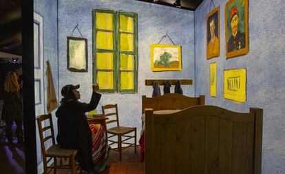 Recreación de la habitación de van Gogh, en la exposición de Barcelona.