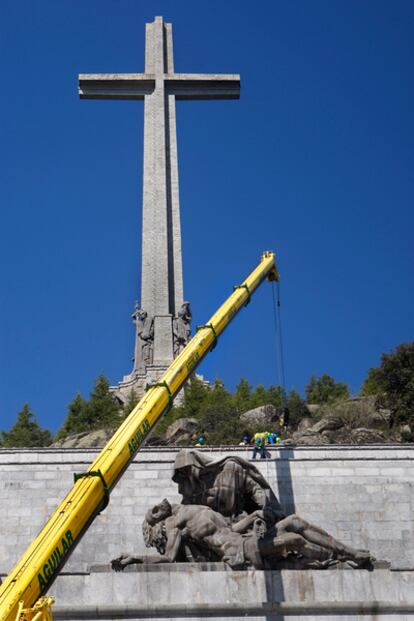 Comienzan los trabajos para el desmontaje de la escultura La Piedad de Juan de Ávalos situada en el Valle de los Caídos.