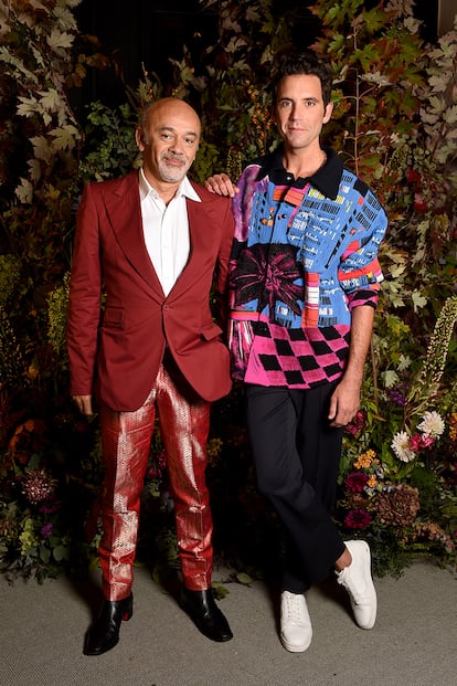 El diseñador de zapatos Christian Louboutin, junto al cantante Mika.