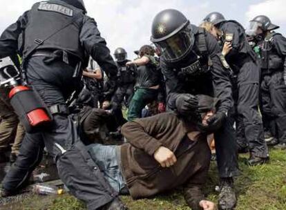 Policías antidisturbios alemanes actúan contra manifestantes que protestaban por la reunión del G-8.