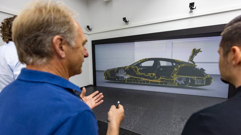 La pantalla muestra el diseño del futuro coche.