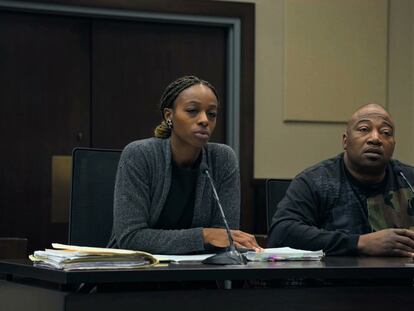 Imagen de 'Courtroom 3H', con uno de los padres de familia y su abogada de oficio.