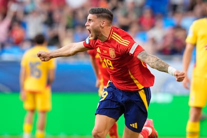 El delantero de la selección española Roberto Fernández celebra tras marcar el segundo gol ante Rumanía este sábado.