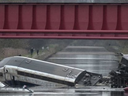 El tren de alta velocidad descarrilado en un canal en Eckwersheim.